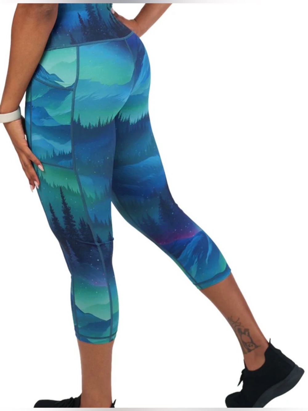 CVG *NWOT* Women's Aurora Borealis Capri Leggings with Pockets